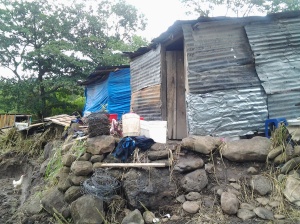 Las familias se refugiaron a orillas de la quebrada en precarias champas levantadas de los escombros de sus hogares.